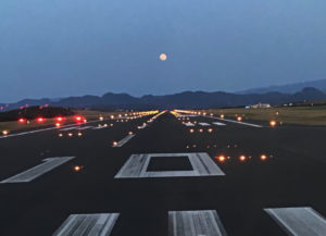鳥取空港の月の出