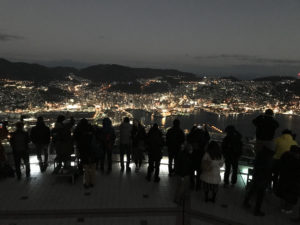 長崎稲佐山からの夜景を見る人々